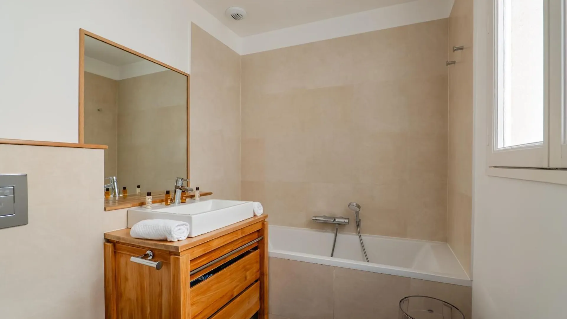 Veeve - Artistic Elevation Apartment Paris